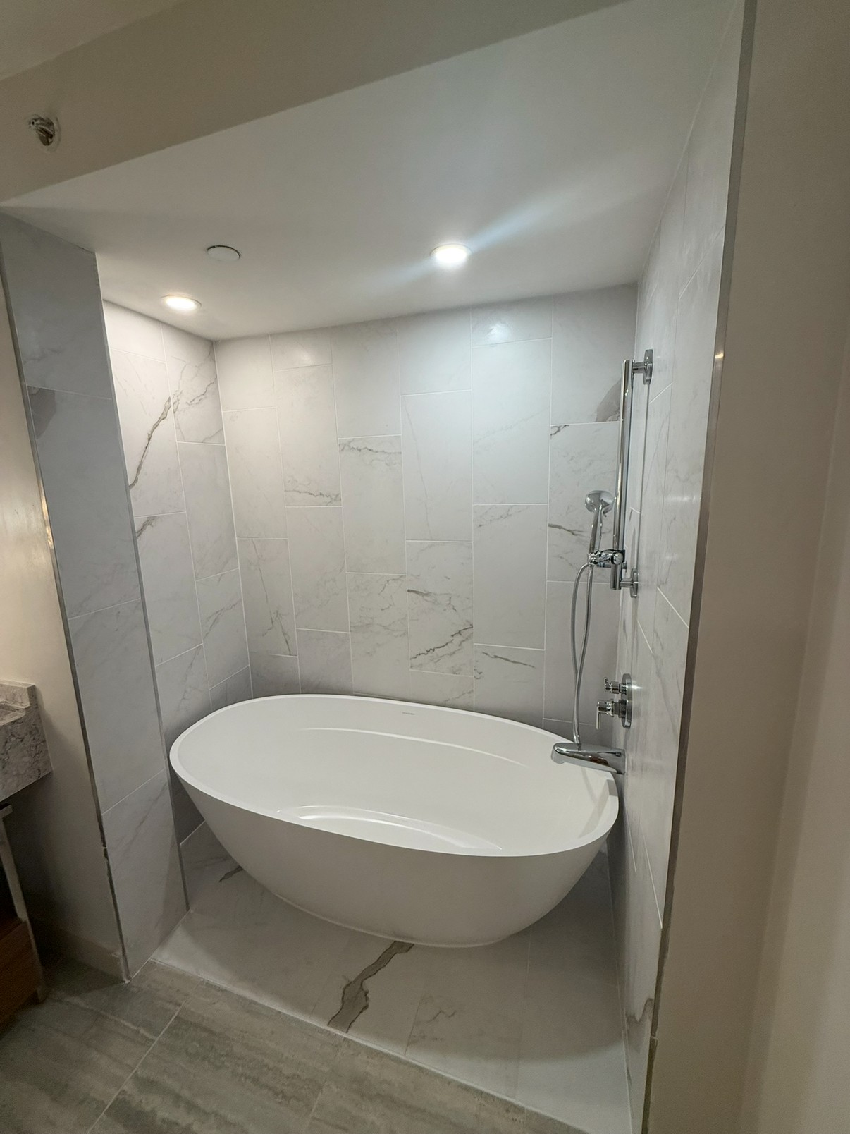 Freestanding soaking tub installation